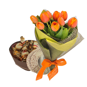 Ramo de 10 Tulipanes ms Bombones y Caramelos Surtidos en Caja Corazn