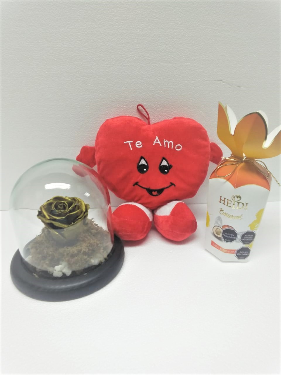 Rosa Preservada en Cpula baja, Bombones Heidi Bouquet 120 grs y Peluche Corazn