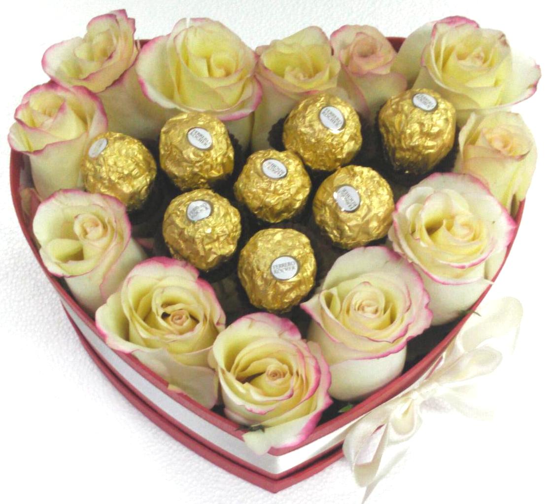 12 Rosas en Caja Corazón y Bombones Ferrero Rocher