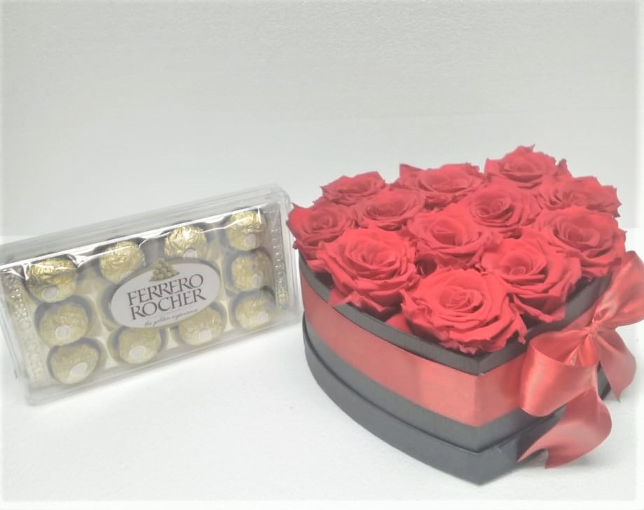 12 Rosas Preservadas en Caja Corazn y bombones Ferrero Rocher 150 grs
