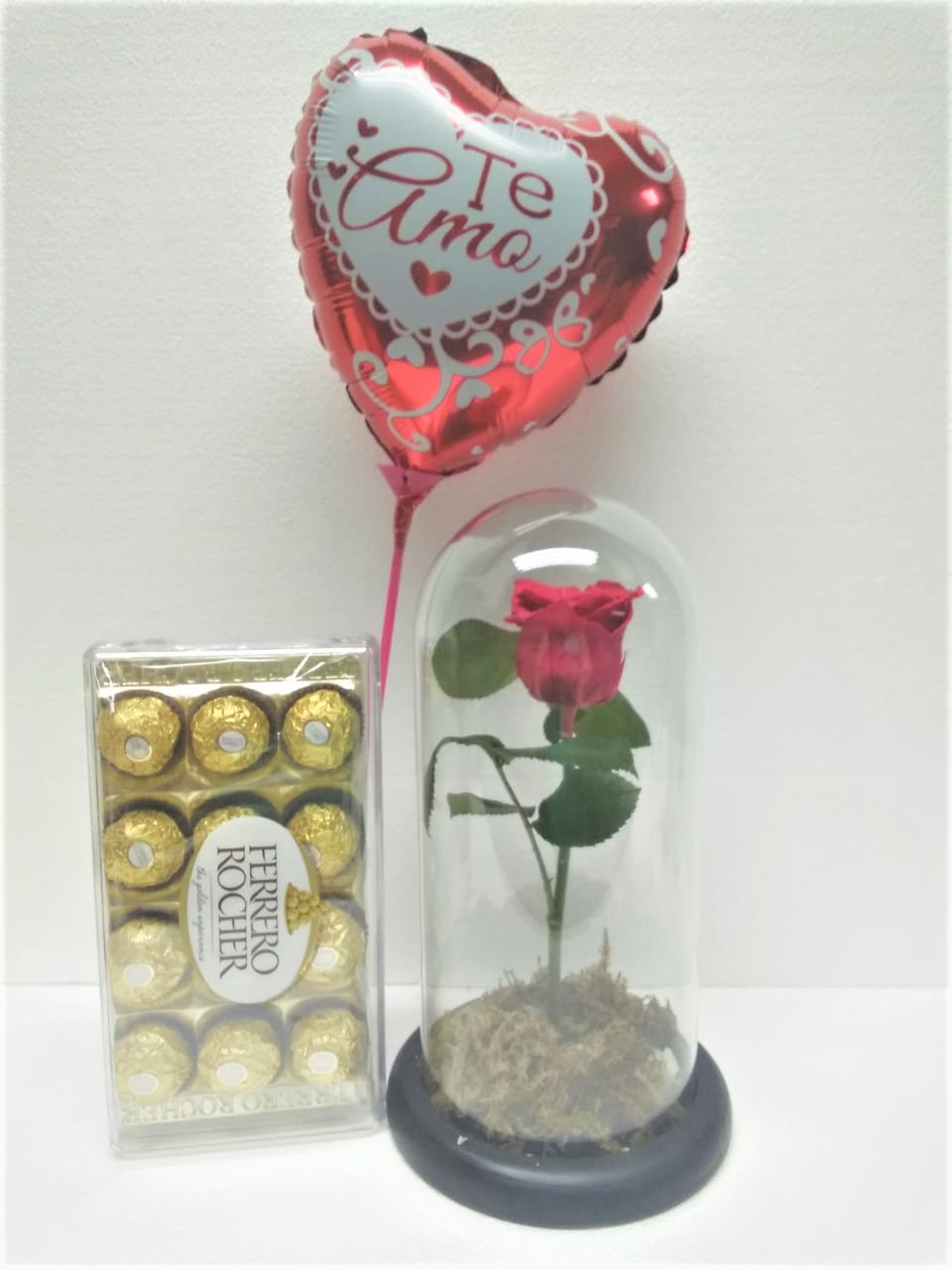 Rosa Preservada con tallo en Cpula, Bombones Ferrero Rocher 150 grs y Globito