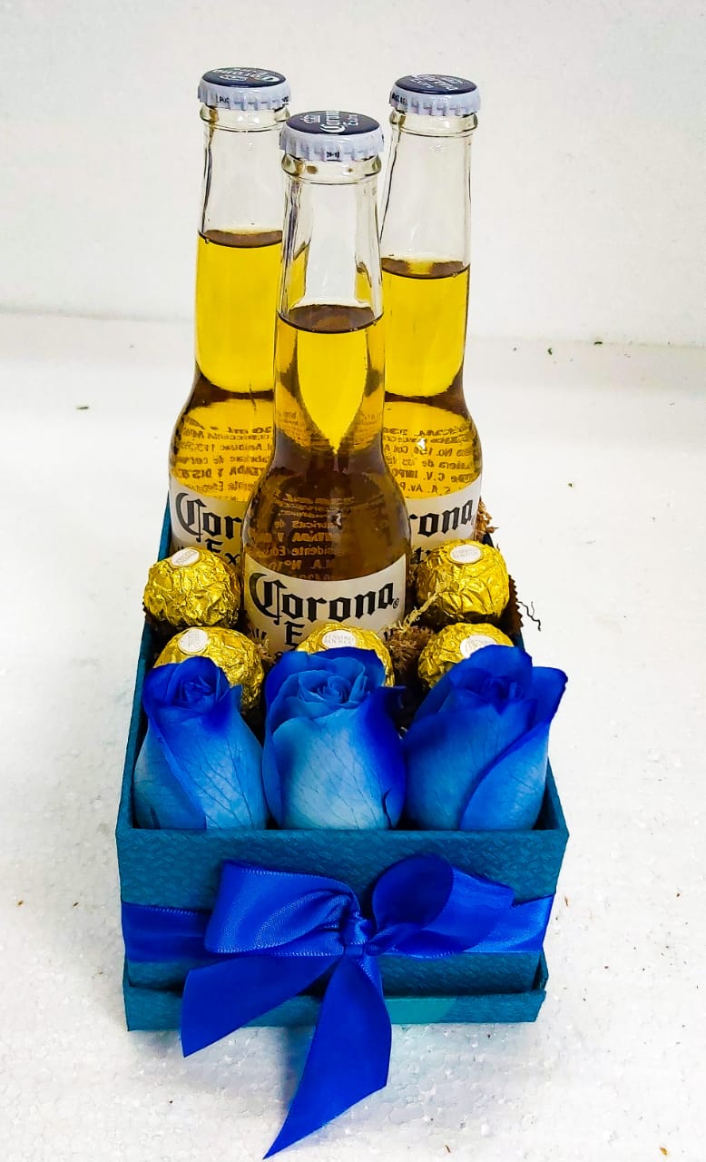 Caja de 3 Rosas Azules, Bombones Ferrero Rocher y Cerveza